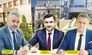 Trei bărbați în costume și cravate sunt așezați în fața unor clădiri administrative, fiind prezentați într-un colaj de fotografii.