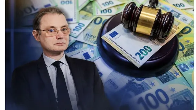 Un bărbat cu ochelari și cravată este suprapus peste un ciocan de judecată și bancnote de euro împrăștiate pe o suprafață.