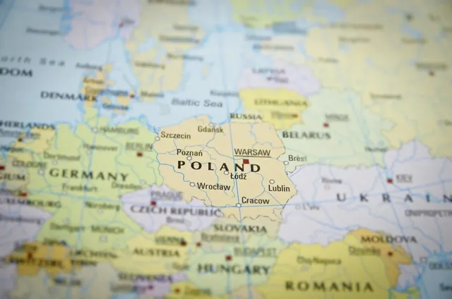 O hartă politică a Europei de Est arată țări precum Polonia, Germania, Belarus și Ucraina pe un fundal colorat.