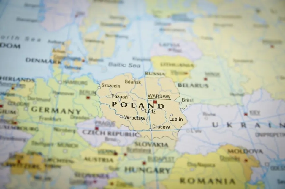 O hartă politică a Europei de Est arată țări precum Polonia, Germania, Belarus și Ucraina pe un fundal colorat.