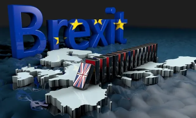 Cuvântul Brexit în litere albastre cu stele galbene este plasat deasupra unei hărți albe a Insulelor Britanice, lângă un rând de piese de domino.