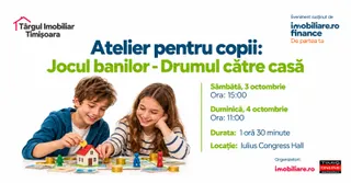 Un băiat și o fată zâmbesc în timp ce se joacă cu un joc de societate pe o masă albă.