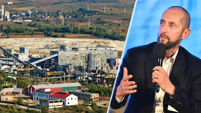 Un bărbat cu barbă și sacou negru ține un microfon și gesticulează în fața unui fundal albastru, lângă o imagine cu o zonă industrială și dealuri.