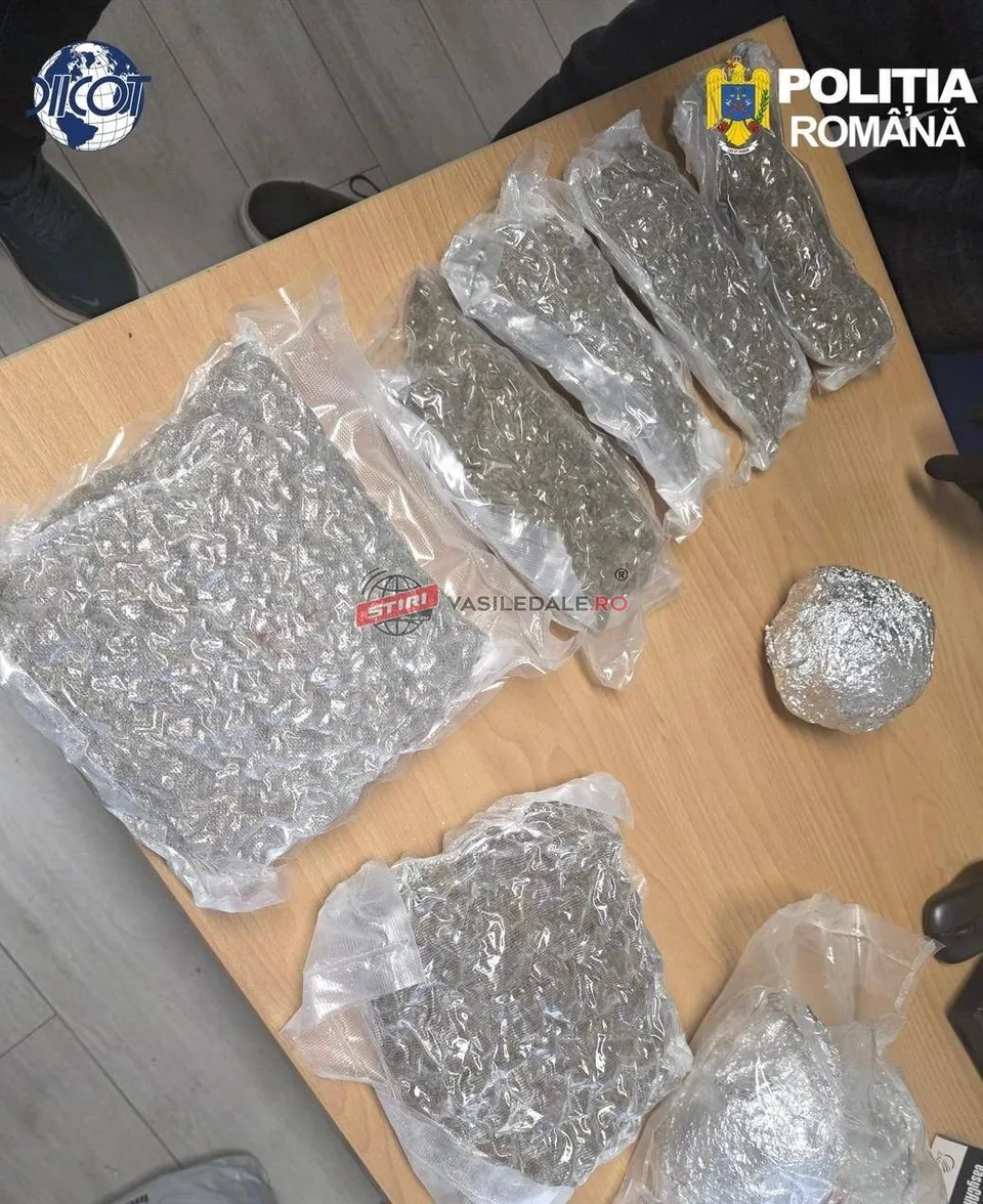 Mai multe pachete de dimensiuni diferite, învelite în folie de aluminiu și plasate în saci transparenti, sunt întinse pe o suprafață de lemn deschisă.