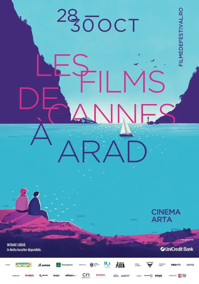 Un poster de festival prezintă o siluetă de coastă, un vas cu pânze pe apă și două persoane așezate pe o stâncă sub text colorat.