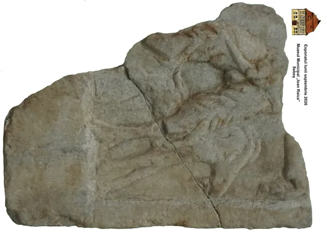 Un fragment de relief din marmură sculptat prezintă figuri umane și animale într-o compoziție de profil pe o suprafață neregulată.
