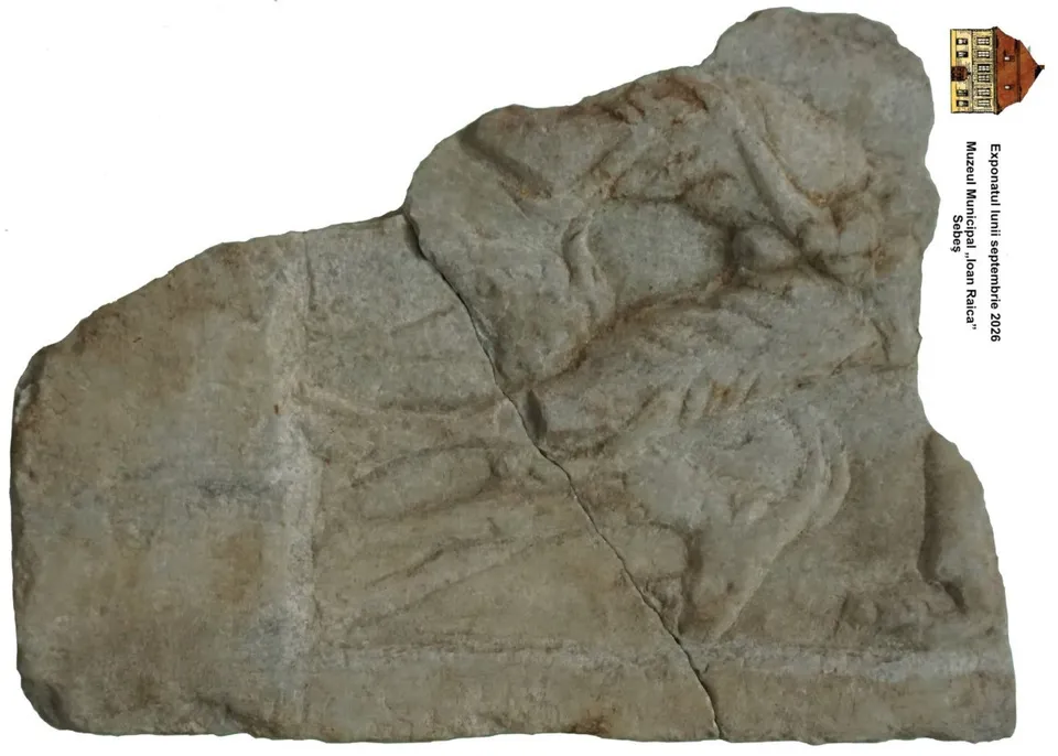 Un fragment de relief din marmură sculptat prezintă figuri umane și animale într-o compoziție de profil pe o suprafață neregulată.