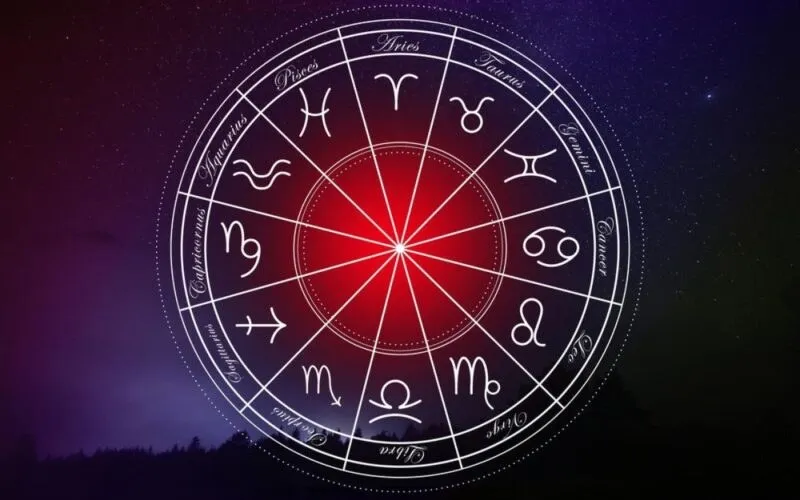 Un cerc alb cu simboluri zodiacale și nume de semne este suprapus pe un fundal cosmic cu stele și nuanțe de violet și albastru.