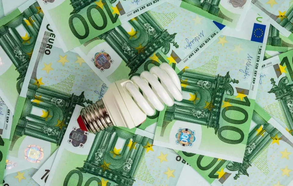 O bec compactă este așezată pe mai multe bancnote de o sută de euro împrăștiate.