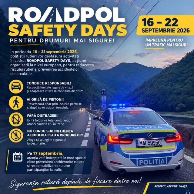 Un afiș informativ prezintă un vehicul de poliție alb și albastru parcat pe un drum montan, sub un cer închis.