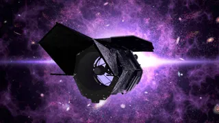 Un telescop spațial negru, cu panouri solare, plutește în spațiu, pe fundalul unei nebuloase violet și a unor stele îndepărtate.