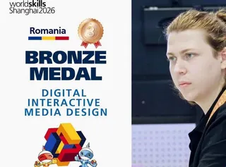 O persoană cu părul blond și legat într-un coc privește spre stânga, lângă un afiș alb cu textul despre o medalie de bronz.
