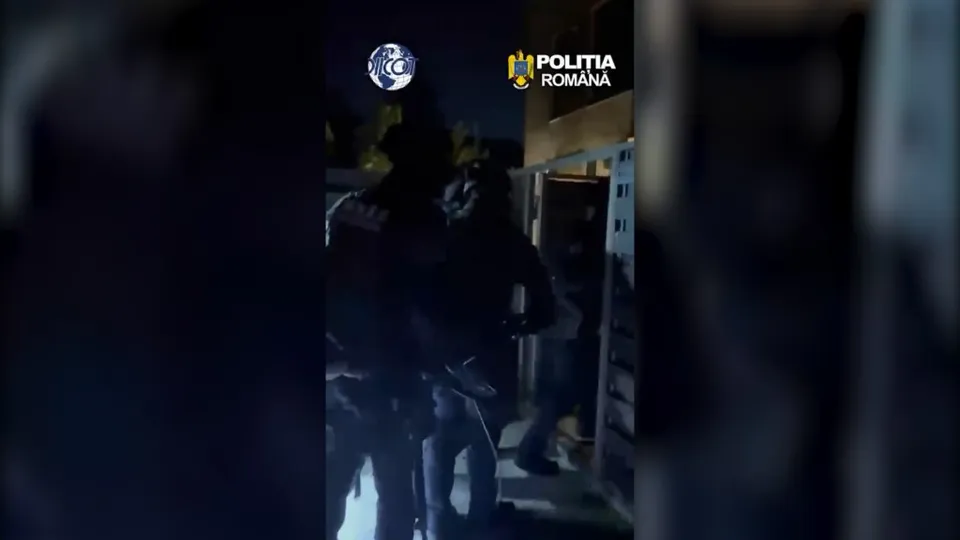 Siluete întunecate de persoane se află în fața unei intrări de clădire sub un cer de noapte, lângă un logo al poliției române.