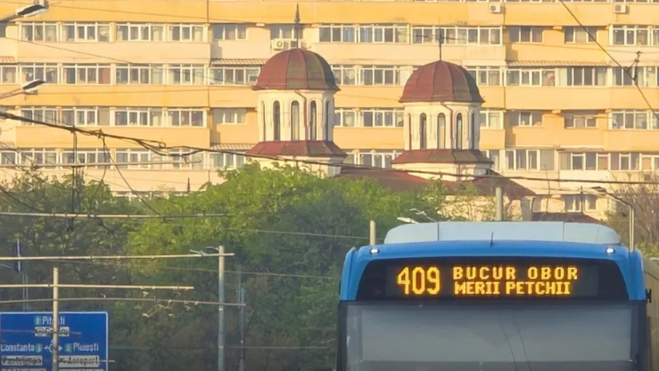 Partea din spate a unui autobuz albastru afișează numărul 409 și textul Bucur Obor Merii Petchii sub două cupole de culoare roșie.