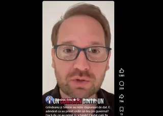 Un bărbat cu ochelari și barbă scurtă privește spre cameră în fața unui fundal neutru, având elemente de interfață de social media suprapuse.