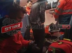 Unii oameni în haine colorate stau într-un vehicul lângă echipamente medicale și o geantă roșie.