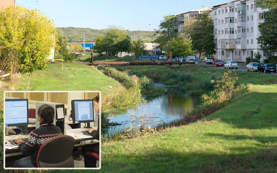 Un râu mic curge printr-un peisaj verde cu copaci, clădiri și mașini parcate, în timp ce un colaj arată o persoană lucrând la un computer.