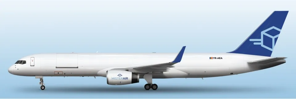 Un avion alb cu o coadă albastră și un logo în formă de cutie este prezentat pe un fundal albastru deschis.