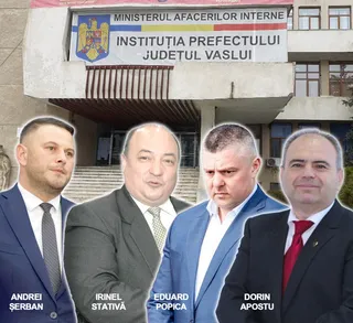 Patru bărbați în costume și cravate sunt prezentați în prim-plan în fața unei clădiri cu un panou informativ al instituției prefectului județului Vaslui.