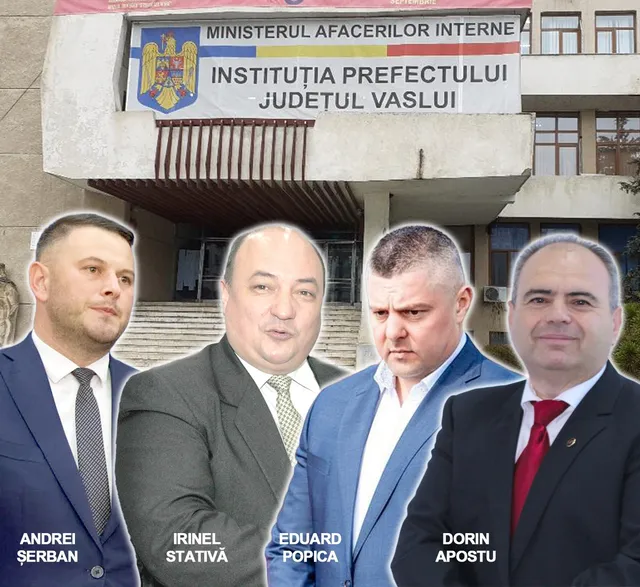 Patru bărbați în costume și cravate sunt prezentați în prim-plan în fața unei clădiri cu un panou informativ al instituției prefectului județului Vaslui.