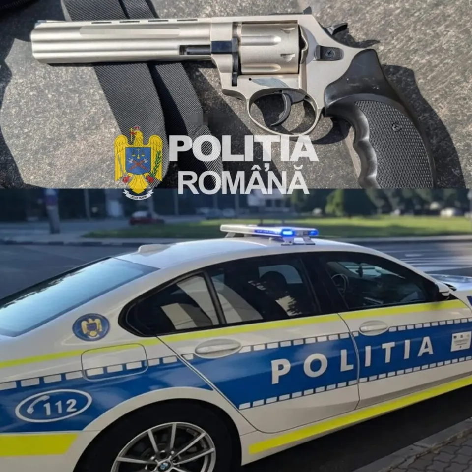 Imaginea este un colaj format dintr-un revolver argintiu și o mașină de poliție albă cu marcaje albastre și galbene.
