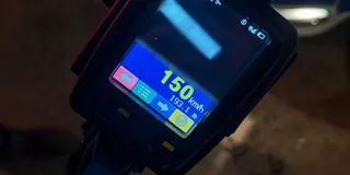 Un dispozitiv electronic afișează cifra 150 km/h și o distanță de 193.1 m pe un ecran luminos încadrat într-o carcasă neagră.