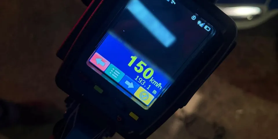 Un dispozitiv electronic afișează cifra 150 km/h și o distanță de 193.1 m pe un ecran luminos încadrat într-o carcasă neagră.