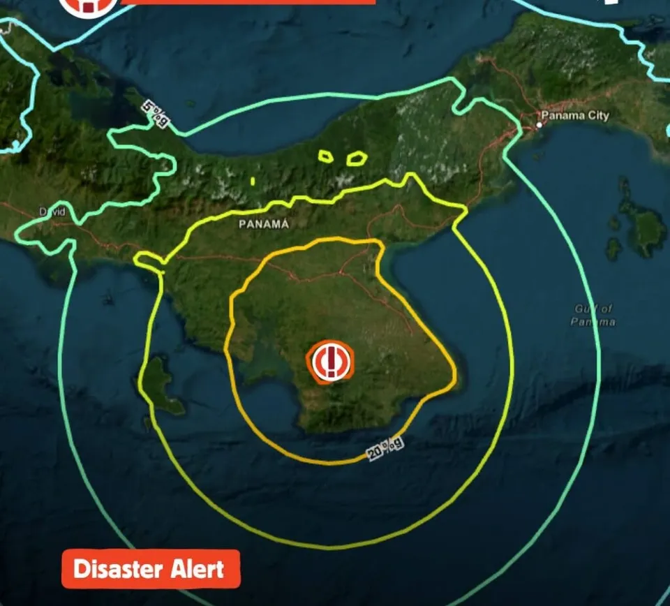 O hartă satelitară a zonei Panama prezintă cercuri concentrice colorate și un simbol de alertă roșu pe o regiune de coastă.