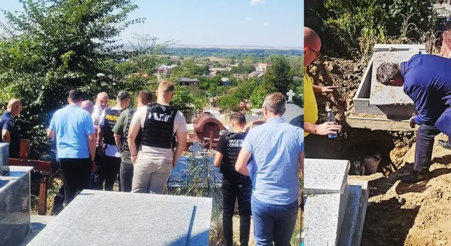 Un grup de bărbați, unii în uniforme, stau într-un cimitir, iar un bărbat se apleacă într-o groapă lângă o criptă deschisă, cu saci vizibili în interior.