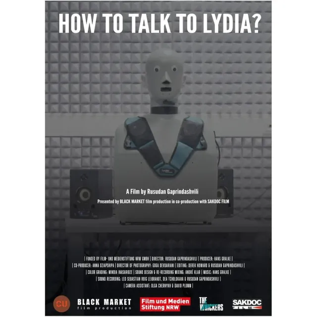 Un poster afișează un robot cu cap alb și corp gri în fața unui perete cu textură pătrată.