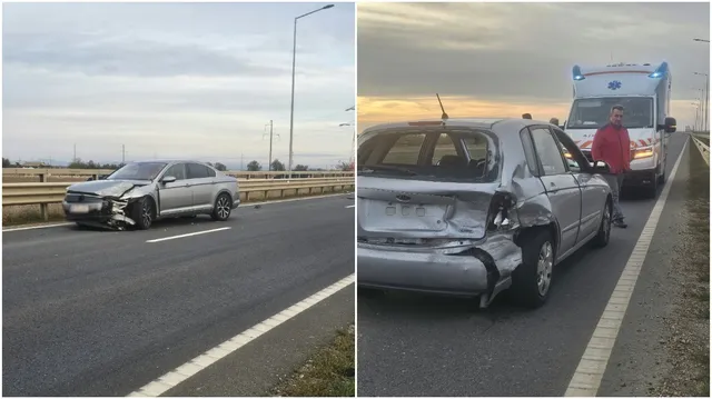 Două mașini de culoare argintie sunt parcate pe marginea unui drum, una având partea frontală deformată, iar cealaltă având partea din spate lovită.