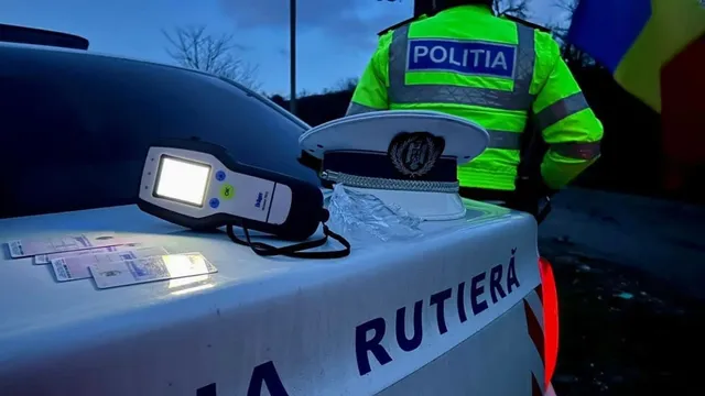 O cască de poliție, un aparat de măsurat și câteva documente sunt așezate pe capota unei mașini cu inscripția RUTIERĂ.