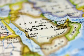 O hartă colorată a Peninsulei Arabice arată numele unor orașe precum Riyadh, Medina, Mecca și Jeddah pe un fundal cu linii de coordonate.