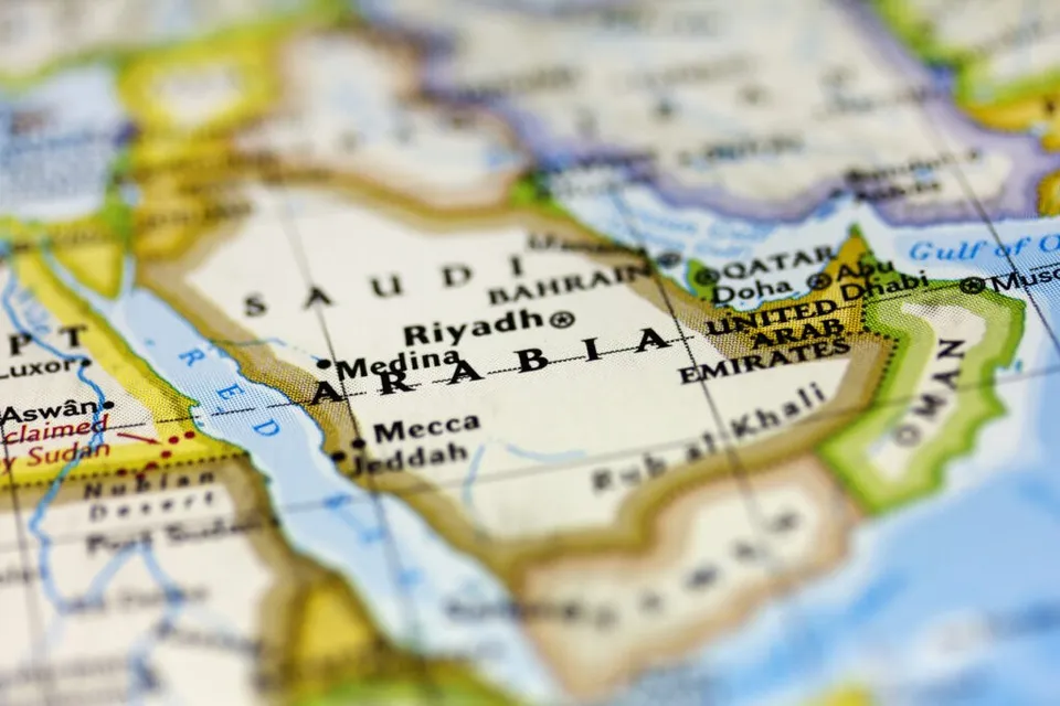 O hartă colorată a Peninsulei Arabice arată numele unor orașe precum Riyadh, Medina, Mecca și Jeddah pe un fundal cu linii de coordonate.