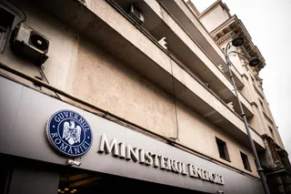 O clădire cu emblema Guvernului României și inscripția Ministerul Energiei este văzută de la un unghi de jos sub un cer înnorat.
