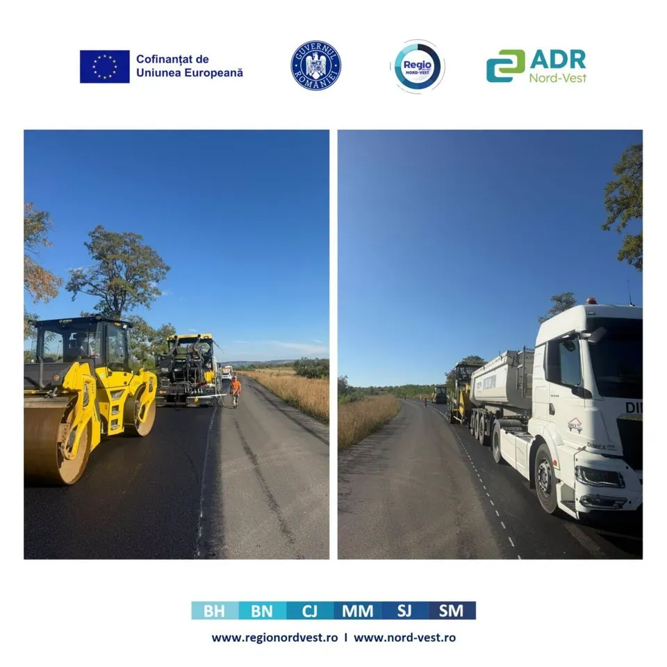 Două imagini alăturate arată utilaje de construcții, inclusiv un compactor și un camion, pe un drum în curs de asfaltare, sub un cer senin.