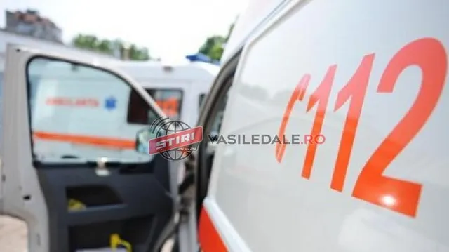 O parte dintr-un vehicul alb prezintă numărul 112 scris cu caractere portocalii mari, lângă o ușă deschisă a unei ambulanțe.