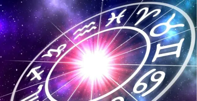 Simbolurile zodiacale albe sunt dispuse pe un cerc înconjurat de o lumină strălucitoare pe un fundal cosmic de culoare violetă și albastră.