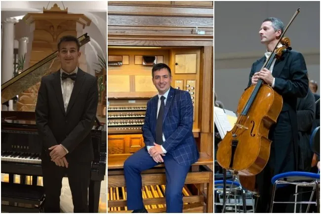 Un colaj format din trei fotografii cu trei bărbați îmbrăcați în costume, unul lângă un pian, unul lângă un organ și unul cu un violoncel.