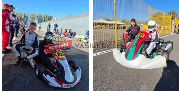 Două fotografii separate prezintă copii purtând costume de protecție și căști, așezați pe karturi pe o pistă asfaltată sub cerul senin.