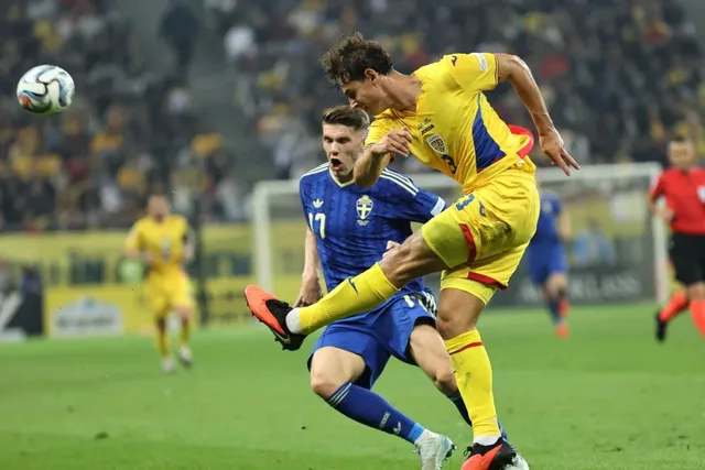 Un jucător în echipament galben sare peste un jucător în echipament albastru pe un teren de fotbal în timpul unui meci.