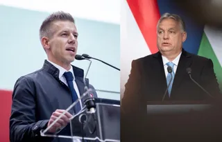 Un bărbat cu părul scurt și sacou închis stă în spatele unui podium cu microfoane, iar în partea dreaptă apare un alt bărbat în costum și cravată.