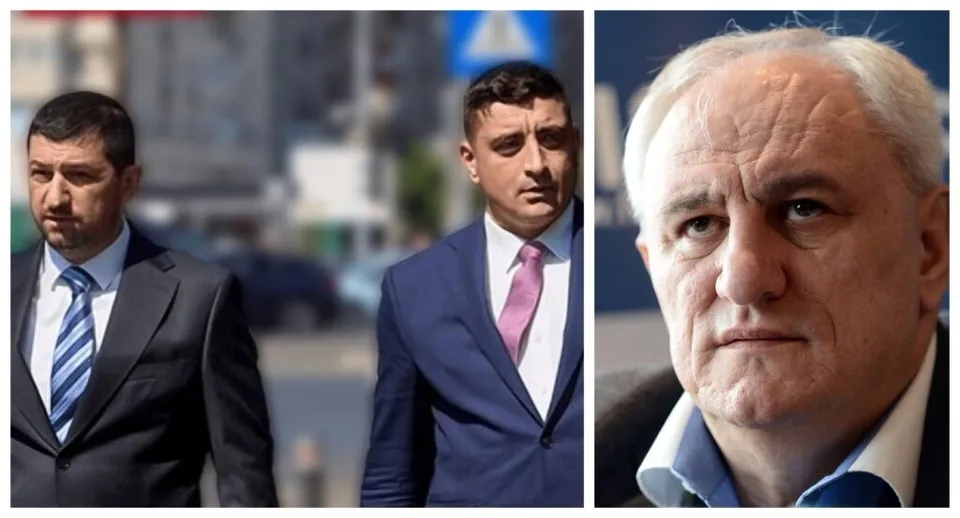 Trei bărbați în costume sunt prezentați, dintre care doi în plan mediu și unul într-un prim plan de tip portret.