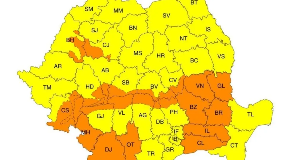Harta României este colorată în galben și portocaliu, prezentând abrevierea fiecărui județ pe un fundal de culori diferite.