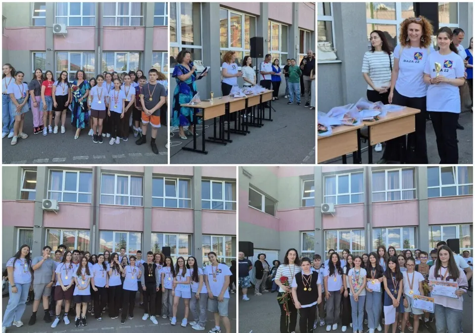 Un grup de elevi și profesori stau în fața unei clădiri, iar unii dintre ei poartă medalii și diplome.