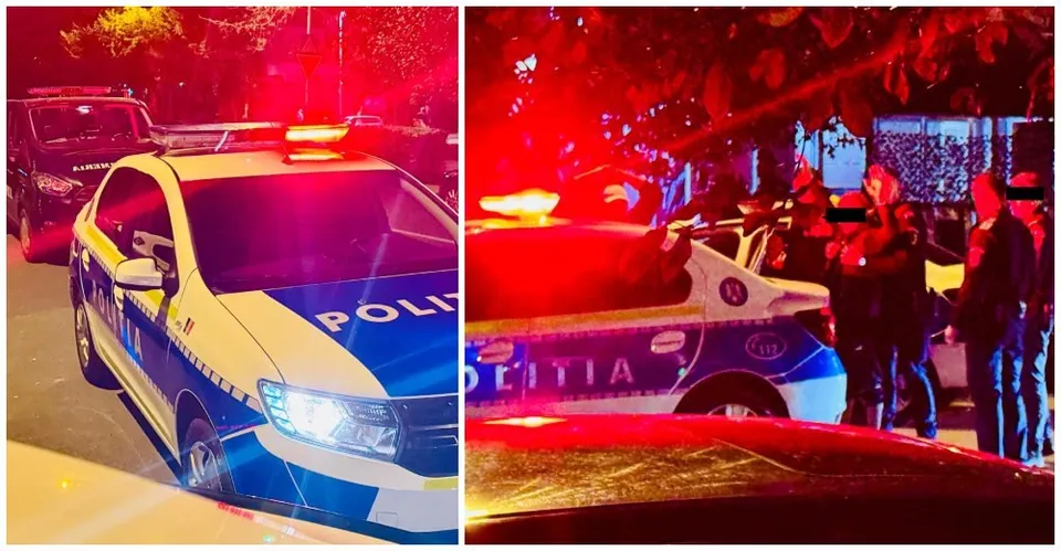 Două mașini de poliție cu luminile de avertizare aprinse sunt parcate pe un drum, în timp ce mai mulți oameni stau în apropiere noaptea.