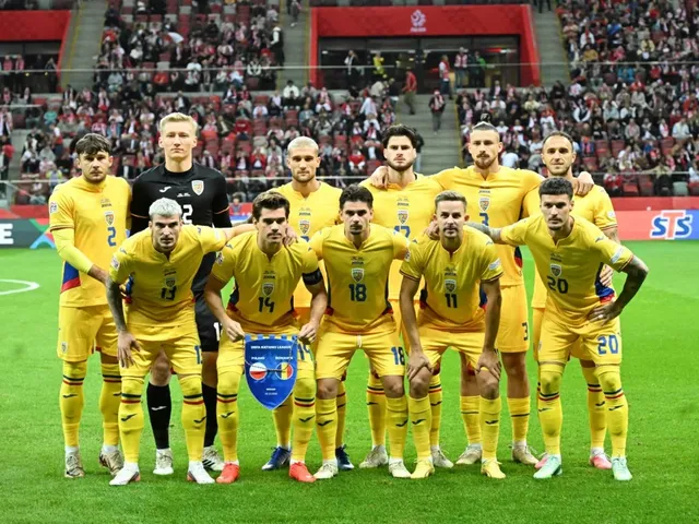 O echipă de fotbaliști în echipament galben stă în poziție de pregătire pe un teren de fotbal în fața unui stadion plin de spectatori.
