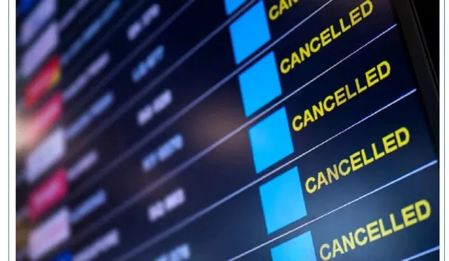 Un ecran digital afișează rânduri de text galben pe fundal negru, unde apare repetat cuvântul CANCELLED lângă dreptunghiuri albastre.