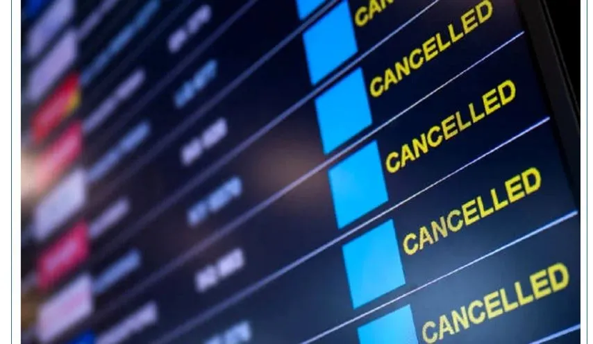 Un ecran digital afișează rânduri de text galben pe fundal negru, unde apare repetat cuvântul CANCELLED lângă dreptunghiuri albastre.