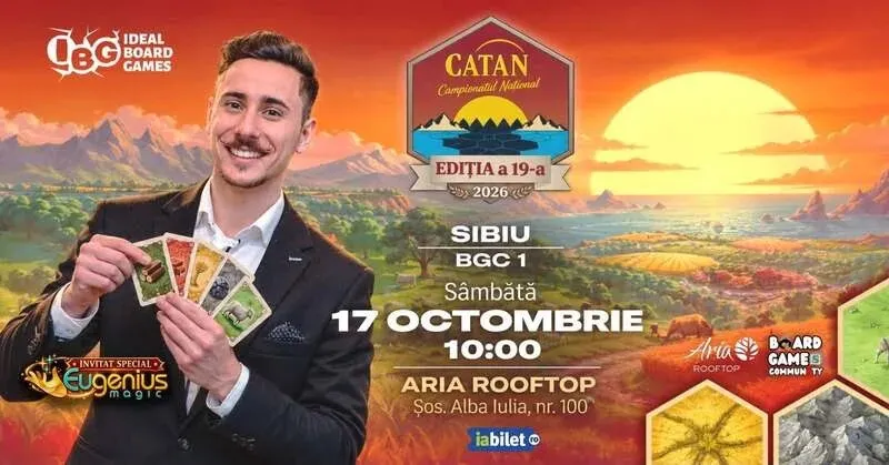 Un bărbat zâmbind într-un costum închis, ținând un set de cărți de joc desfăcute, în fața unui peisaj ilustrat cu munți și apusul soarelui.